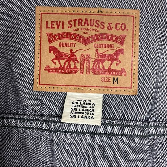 Levi's Jacket Womens M Black Denim Cropped Trucker Raw Edges Collarless Fade - Picture 8 of 16